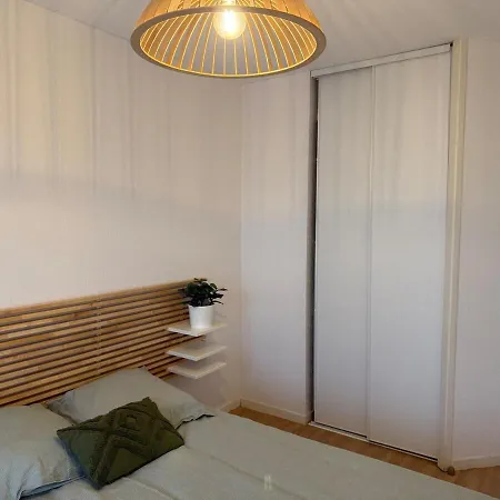 Appartement Grand Lumineux - 6 Pers, Wifi, Parking, Check-in Facile, Proche Commodites & Metro 5min