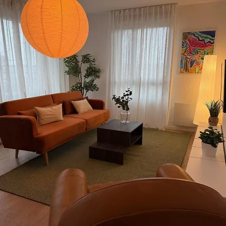 Grand Lumineux - 6 Pers, Wifi, Parking, Check-in Facile, Proche Commodites & Metro 5min شقة